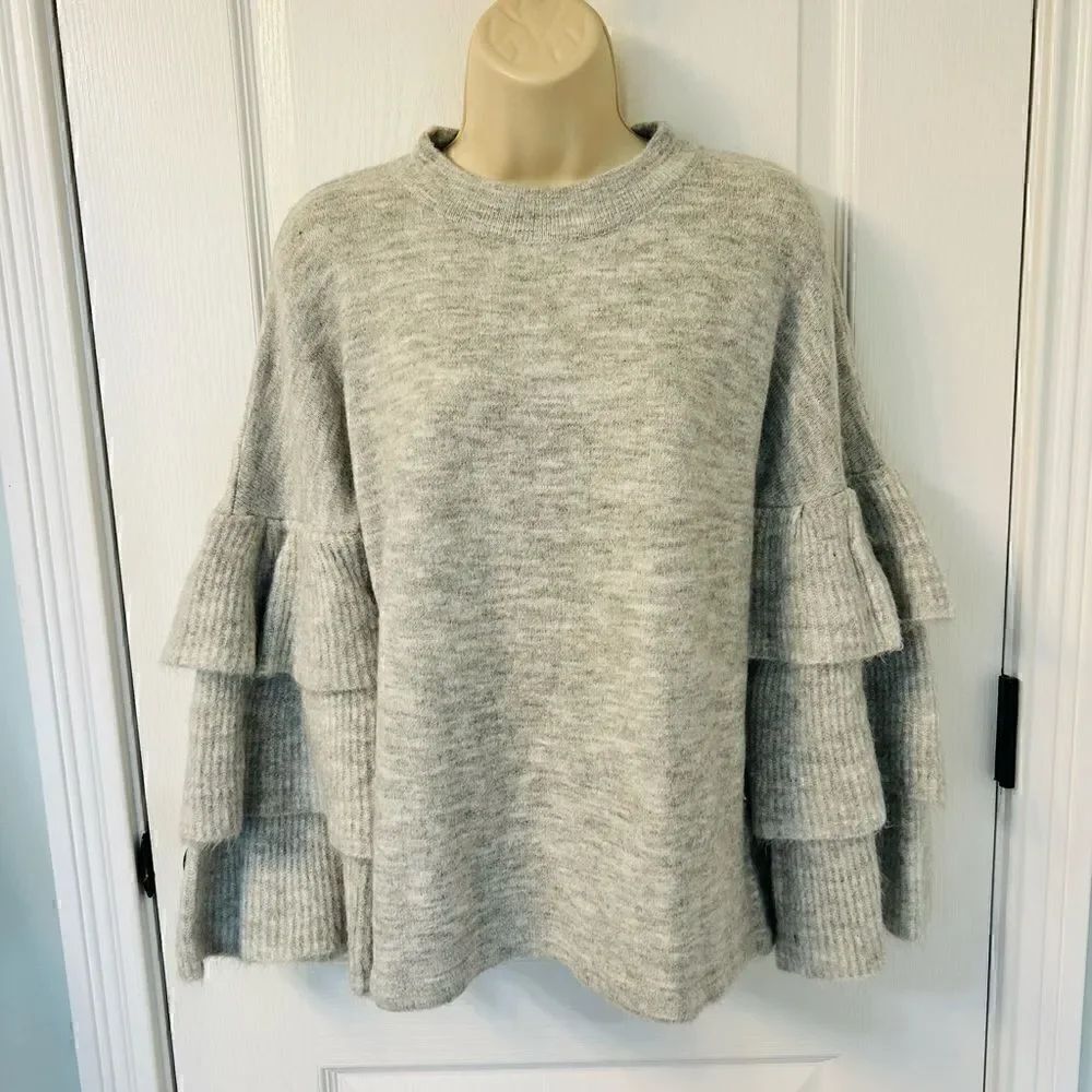 Stunning Andree by Unit Soft Gray Ruffle Sleeve Sweater! 🔥